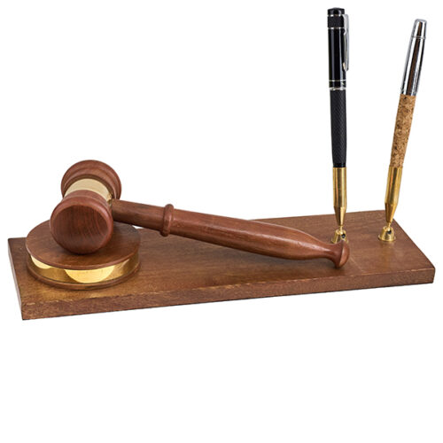 פטיש מנהלים / שופטים על מעמד עץ עם שני מעמדים לעט